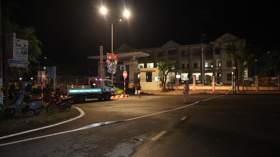 Công an huyện Trà Bồng nhanh chóng sử dụng hệ thống nước chữa cháy để dập lửa. Ảnh N.P.