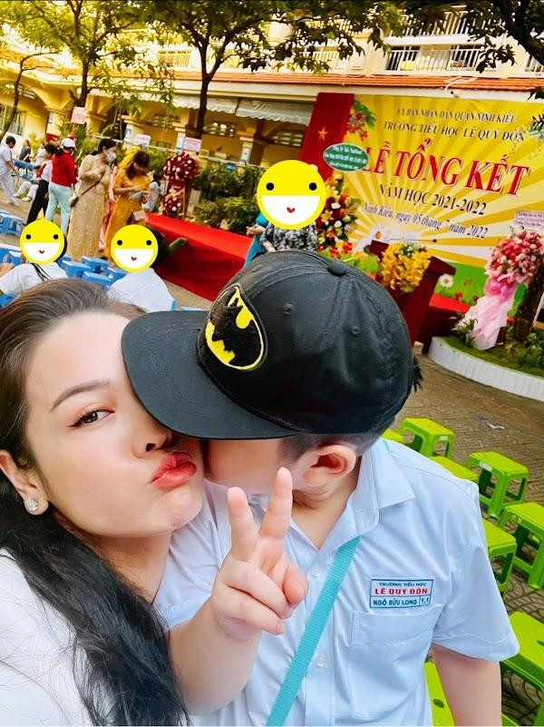 Nhật Kim Anh bên con trai cưng (ảnh FBNV). Nhật Kim Anh bên con trai cưng (ảnh FBNV).