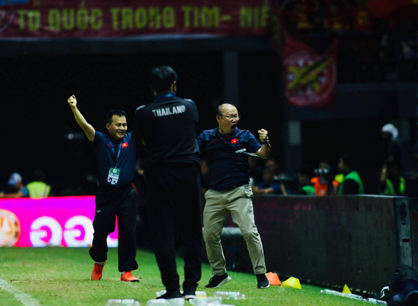 Ông Park ăn mừng bàn thắng của Anh Đức vào lưới Thái Lan.