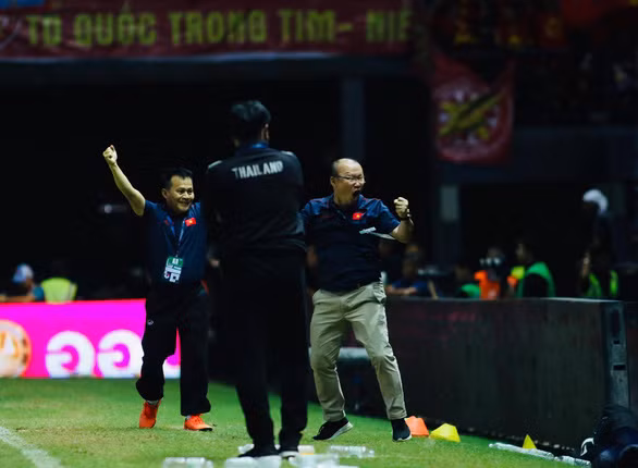 Ông Park ăn mừng bàn thắng của Anh Đức vào lưới Thái Lan. Ông Park ăn mừng bàn thắng của Anh Đức vào lưới Thái Lan.