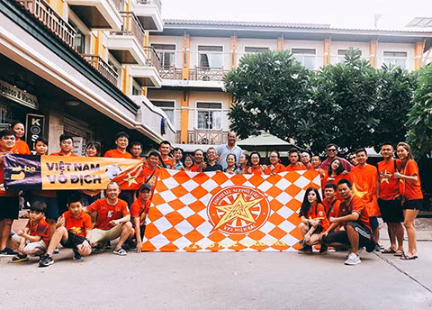 CĐV Việt Nam sẽ nhuộm đỏ Buriram trước trận gặp Thái Lan ảnh 1