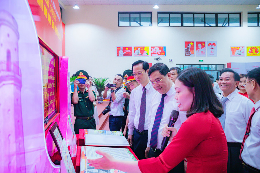 Ban tổ chức đã khai mạc triển lãm, trưng bày các tư liệu, hình ảnh tư liệu chào mừng kỷ niệm 60 năm Bác Hồ về thăm Nam Định. Ban tổ chức đã khai mạc triển lãm, trưng bày các tư liệu, hình ảnh tư liệu chào mừng kỷ niệm 60 năm Bác Hồ về thăm Nam Định.
