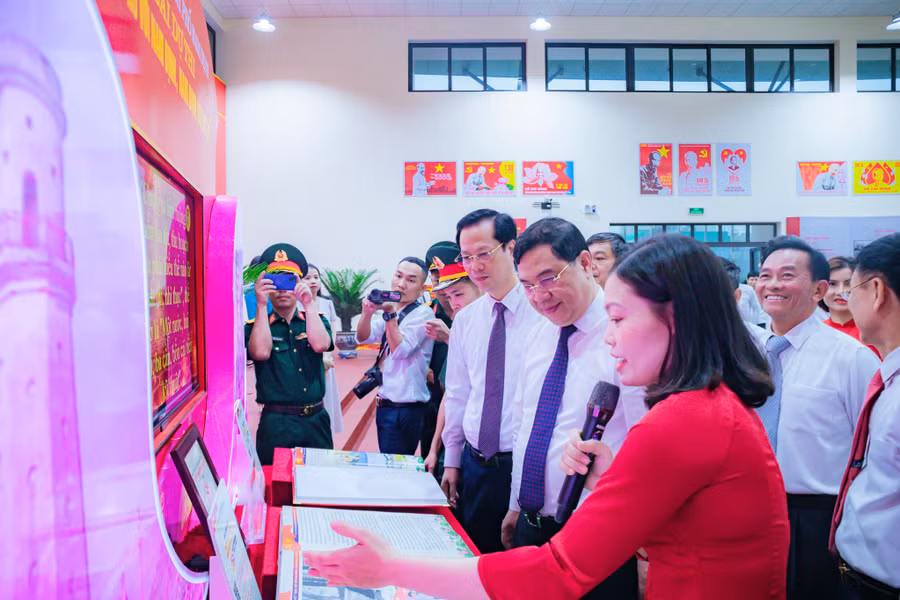 Ban tổ chức đã khai mạc triển lãm, trưng bày các tư liệu, hình ảnh tư liệu chào mừng kỷ niệm 60 năm Bác Hồ về thăm Nam Định.