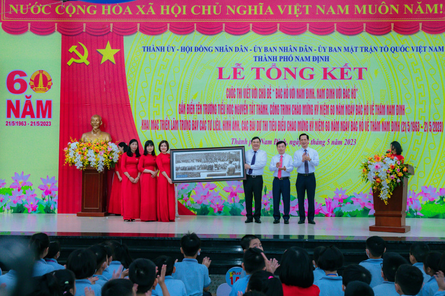 Đại diện BGH Trường Tiểu học Nguyễn Tất Thành đón nhận món quà từ lãnh đạo tỉnh Nam Định nhân dịp lễ gắn biển công trình chào mừng 60 năm Bác Hồ về thăm Nam Định. Đại diện BGH Trường Tiểu học Nguyễn Tất Thành đón nhận món quà từ lãnh đạo tỉnh Nam Định nhân dịp lễ gắn biển công trình chào mừng 60 năm Bác Hồ về thăm Nam Định.