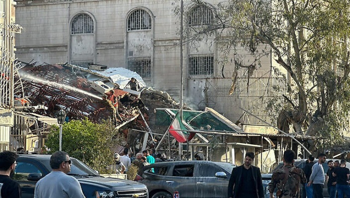 Nhân viên cấp cứu và an ninh tập trung tại địa điểm xảy ra vụ tấn công vào tòa nhà cạnh lãnh sự quán Iran ở thủ đô Damascus của Syria, ngày 01/4/2024