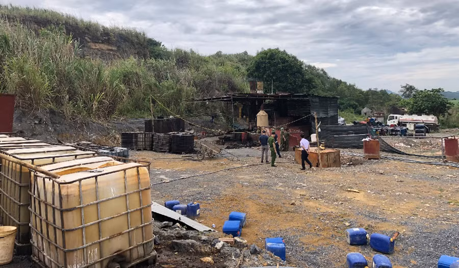 Cơ sở tái chế dầu nhớt thải trái phép tại huyện Nghĩa Đàn (Nghệ An).