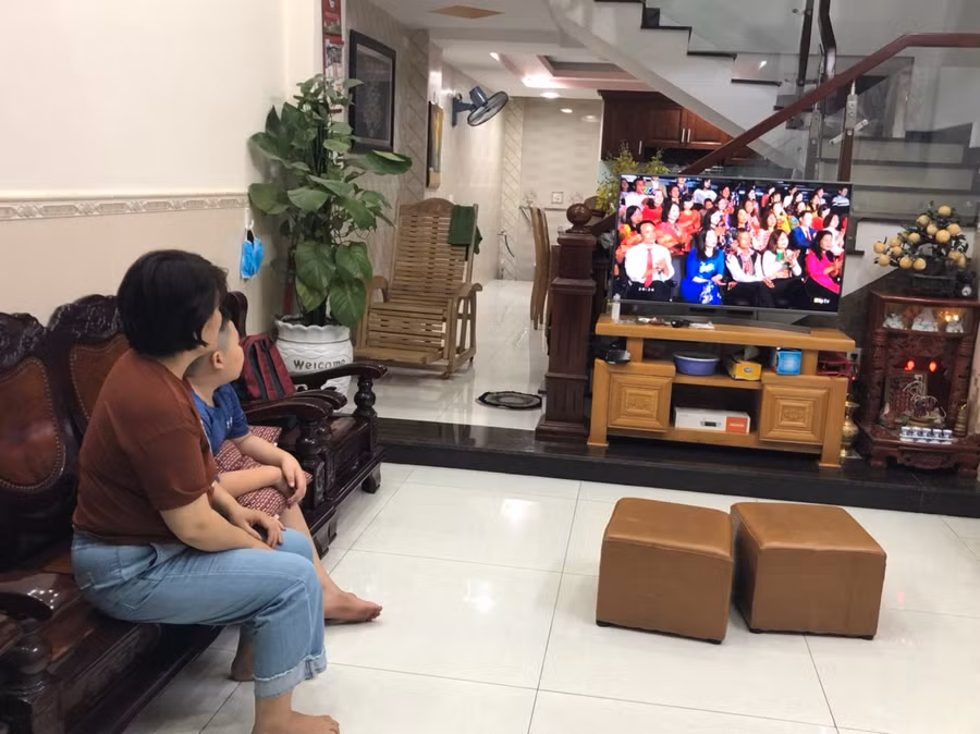 Cô giáo Lê Thị Ngọc Anh đang theo dõi chương trình.