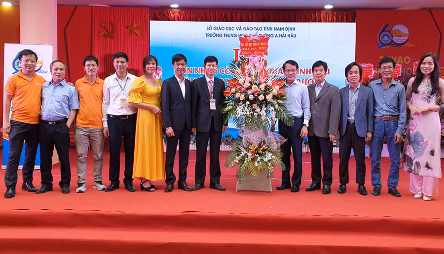 Đông đảo các thế hệ học sinh về chúc mừng nhà trường và tri ân các thầy cô giáo cũ nhân ngày Nhà giáo Việt Nam 20/11.