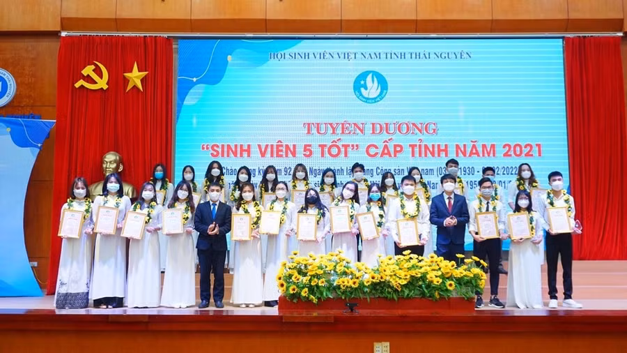 72 sinh viên được tuyên dương tại buổi lễ.