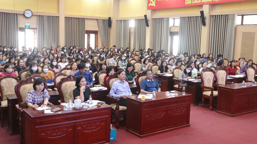 Có hơn 200 cán bộ quản lý, tổ trưởng chuyên môn và giáo viên tiểu học tại huyện Hoài Đức đã tham dự tập huấn.