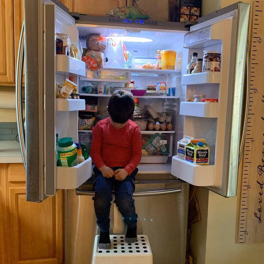 Trời nóng quá nên con ngủ ở chỗ này cho mát.