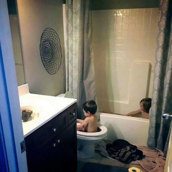 Chị cứ tắm ở đấy đi, em tắm ở đây được rồi!
