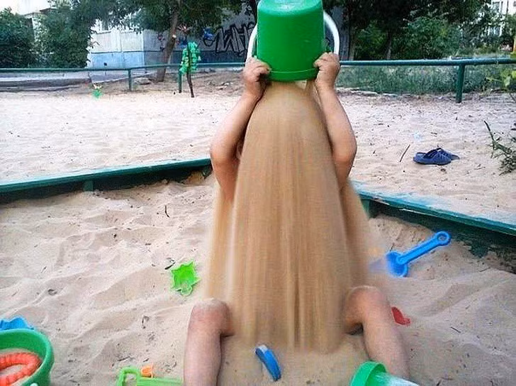 Chỉ là con thích đội đầu thôi mà!