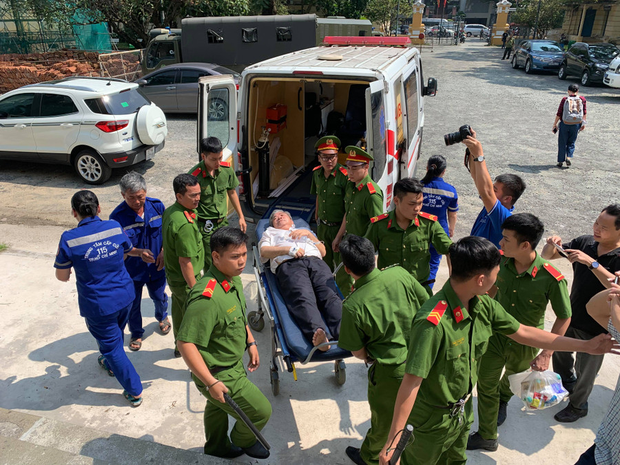 Bị cáo Phạm Văn Thông phải cấp cứu trong phiên xử sáng 25/9 Bị cáo Phạm Văn Thông phải cấp cứu trong phiên xử sáng 25/9