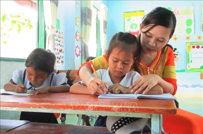 Cô giáo người Raglai nỗ lực vận động, duy trì tỷ lệ học sinh đến lớp đều đặn ảnh 1 Chú thích ảnh