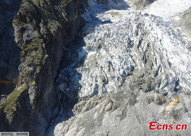 Băng đang tan nhanh trên dãy Alps nói chung và đỉnh Mont Blanc nói riêng. Ảnh Tân Hoa Xã.