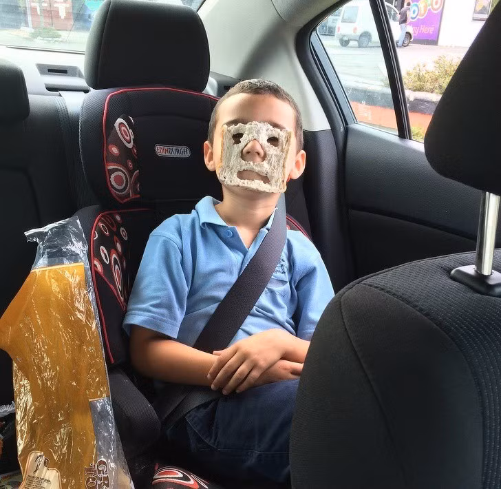 Con đang đắp mặt nạ đấy!