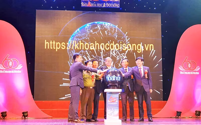 Các đại biểu bấm nút khai trương giao diện mới của Trang thông tin điện tử Báo Khoa học và Đời sống. Ảnh: Phạm Bắc.
