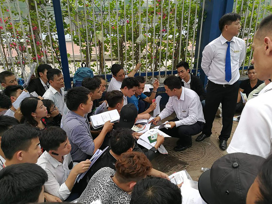 Nhiều người trốn lại nước ngoài khiến việc cấp visa cho người Việt gặp nhiều khó khăn Nhiều người trốn lại nước ngoài khiến việc cấp visa cho người Việt gặp nhiều khó khăn