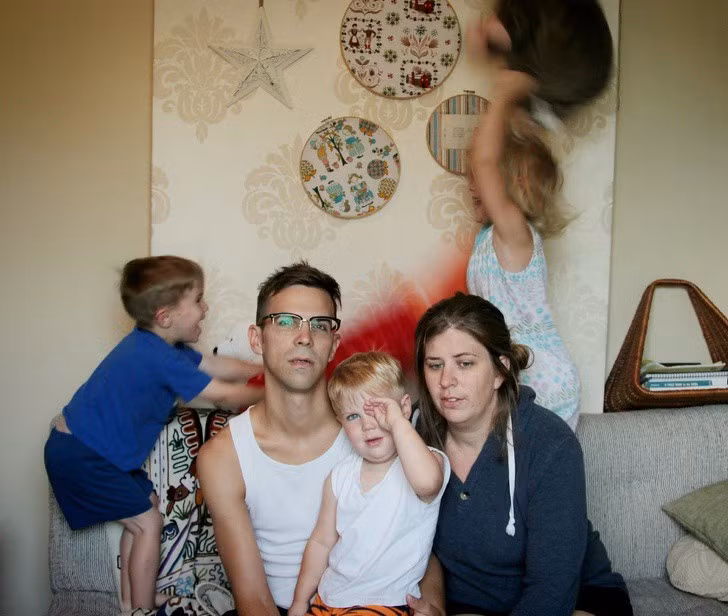 Bố mẹ muốn chụp hình gia đình ư? Hãy đợi đấy. Đâu phải cứ muốn là sẽ được.