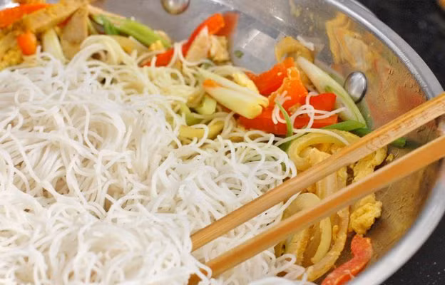 khi xao mi, chi can them mot buoc nay mi vua ngon lai khong bi dinh nhau - 3