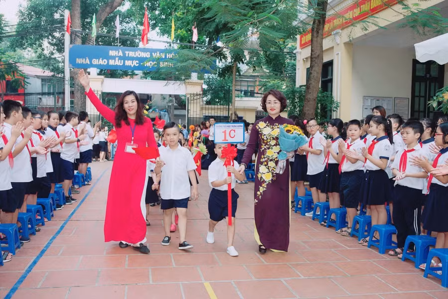 Học sinh Hà Nội hân hoan bước vào năm học mới. Ảnh: T.G
