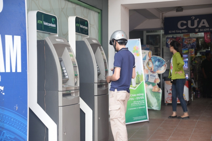 Trẻ dùng thẻ ATM: Nên hay không?