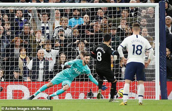 Lloris cản phá 11m