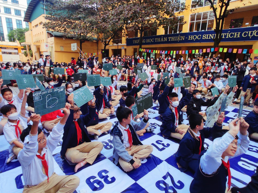 Học sinh Trường THCS Thái Thịnh hăng hái tham gia cuộc thi "Rung chuông vàng" về chủ đề chiến thắng "Hà Nội - Điện Biên Phủ trên không" ngay tại sân trường. Học sinh Trường THCS Thái Thịnh hăng hái tham gia cuộc thi "Rung chuông vàng" về chủ đề chiến thắng "Hà Nội - Điện Biên Phủ trên không" ngay tại sân trường.