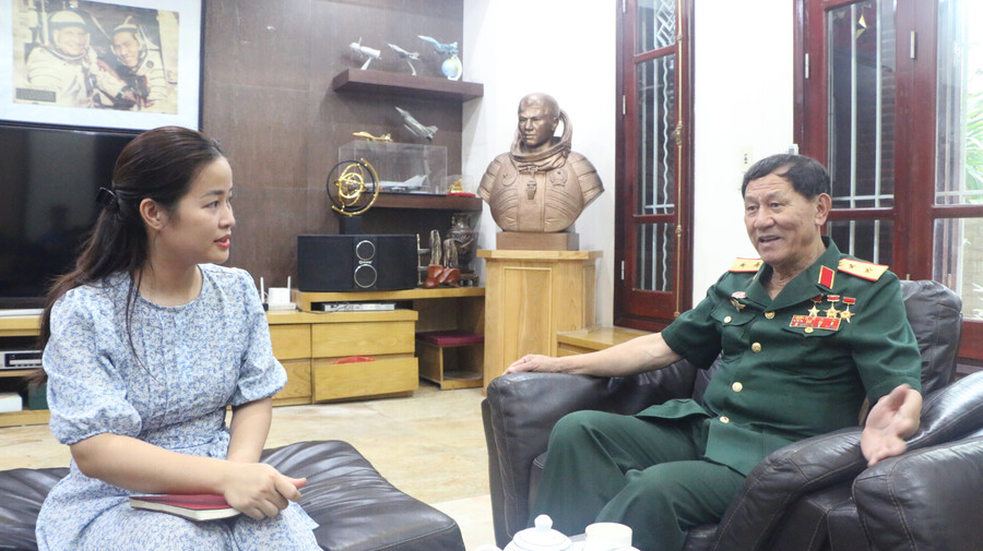 Trung tướng Phạm Tuân kể lại những ký ức thời chiến tranh cho thế hệ trẻ nghe để hiểu hơn về truyền thống anh hùng của cha ông ta. Trung tướng Phạm Tuân kể lại những ký ức thời chiến tranh cho thế hệ trẻ nghe để hiểu hơn về truyền thống anh hùng của cha ông ta.