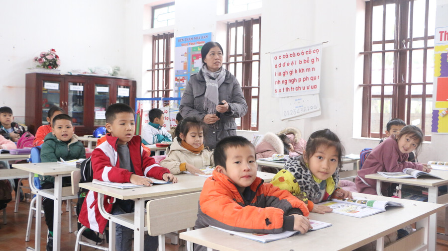 Học sinh Trường Tiểu học Nghĩa Hồng (Nghĩa Hưng, Nam Định) trong một giờ học trên lớp. Học sinh Trường Tiểu học Nghĩa Hồng (Nghĩa Hưng, Nam Định) trong một giờ học trên lớp.