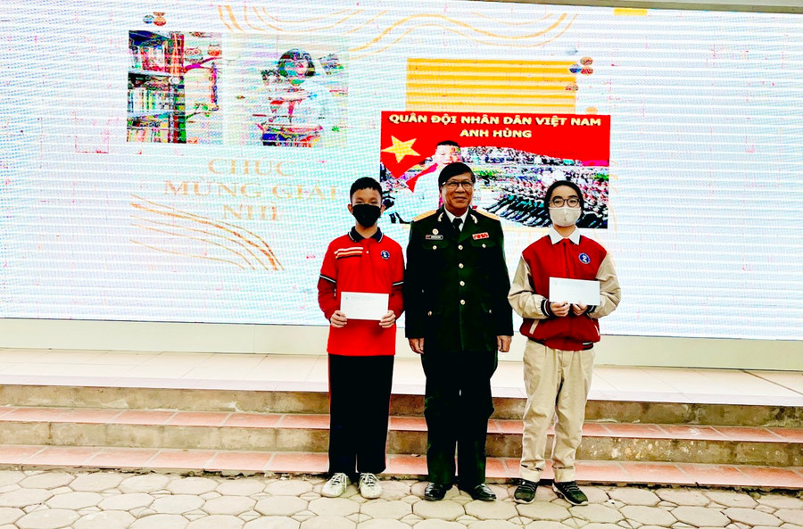 Đại tá Nguyễn Trần Tuyên - Chủ tịch Hội Cựu chiến binh phường Ô Chợ Dừa, quận Đống Đa trao quà cho sinh tại buổi giao lưu. Đại tá Nguyễn Trần Tuyên - Chủ tịch Hội Cựu chiến binh phường Ô Chợ Dừa, quận Đống Đa trao quà cho sinh tại buổi giao lưu.