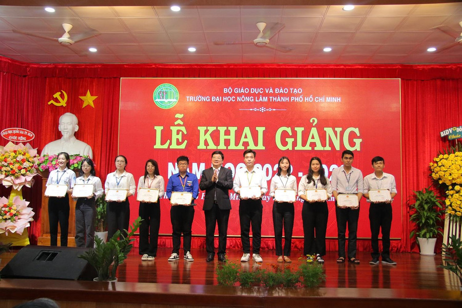 TS Trần Đình Lý- Phó hiệu trưởng Trường ĐH Nông Lâm TPHCM trao bằng khen cho các sinh viên tiêu biểu năm học 2021-2022. TS Trần Đình Lý- Phó hiệu trưởng Trường ĐH Nông Lâm TPHCM trao bằng khen cho các sinh viên tiêu biểu năm học 2021-2022.