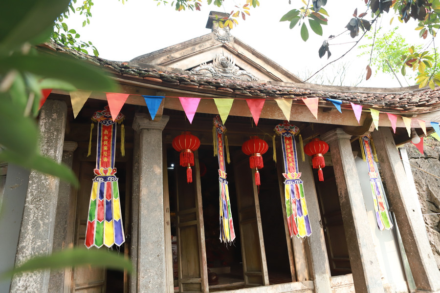 Chùa Vô Vi chỉ rộng hơn 10m2 và mái lợp ngói mũi hài cùng các cột, xà nhỏ bằng gỗ và đá đơn giản. Chùa Vô Vi chỉ rộng hơn 10m2 và mái lợp ngói mũi hài cùng các cột, xà nhỏ bằng gỗ và đá đơn giản.