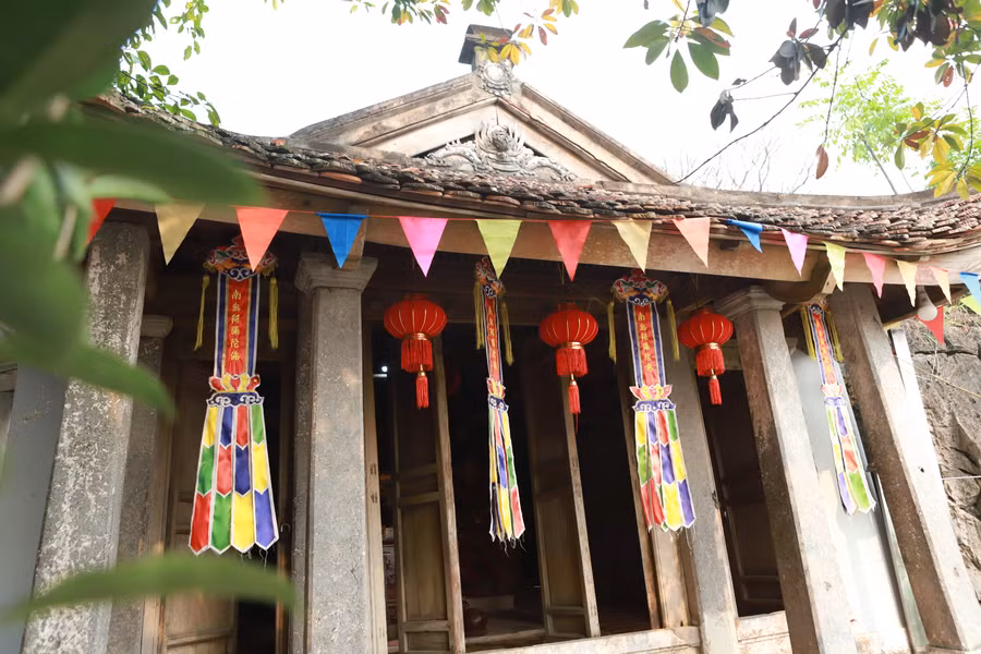 Chùa Vô Vi chỉ rộng hơn 10m2 và mái lợp ngói mũi hài cùng các cột, xà nhỏ bằng gỗ và đá đơn giản.