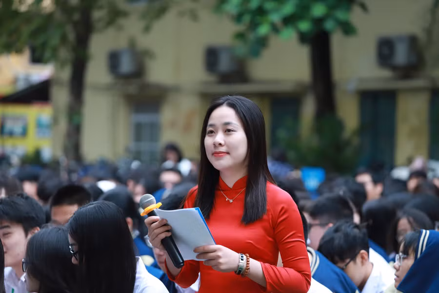 Cô giáo Thu Uyên - giáo viên Ngữ văn Trường THPT Huỳnh Thúc Kháng, Hà Nội.