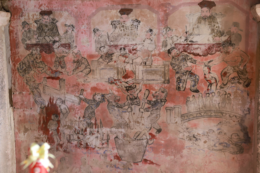 Do diện tích nhỏ nên Chùa chỉ gồm gian Tam bảo với các bức tượng Phật với hình dáng không quá lớn. Mái ngói cũng đã phủ bóng của thời gian. Do diện tích nhỏ nên Chùa chỉ gồm gian Tam bảo với các bức tượng Phật với hình dáng không quá lớn. Mái ngói cũng đã phủ bóng của thời gian.