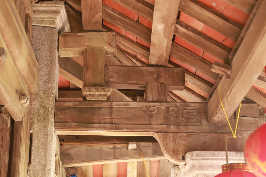 Chùa Vô Vi chỉ rộng hơn 10m2 và mái lợp ngói mũi hài cùng các cột, xà nhỏ bằng gỗ và đá đơn giản. Chùa Vô Vi chỉ rộng hơn 10m2 và mái lợp ngói mũi hài cùng các cột, xà nhỏ bằng gỗ và đá đơn giản.