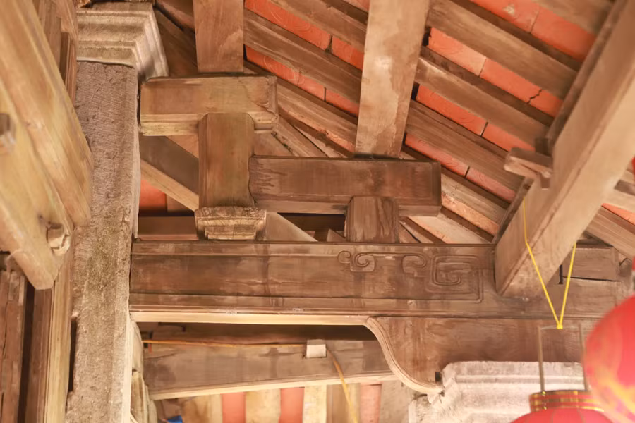 Chùa Vô Vi chỉ rộng hơn 10m2 và mái lợp ngói mũi hài cùng các cột, xà nhỏ bằng gỗ và đá đơn giản.