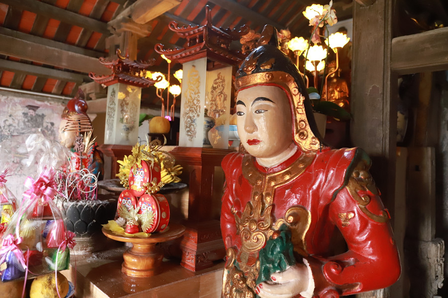 Do diện tích nhỏ nên Chùa chỉ gồm gian Tam bảo với các bức tượng Phật với hình dáng không quá lớn. Mái ngói cũng đã phủ bóng của thời gian. Do diện tích nhỏ nên Chùa chỉ gồm gian Tam bảo với các bức tượng Phật với hình dáng không quá lớn. Mái ngói cũng đã phủ bóng của thời gian.