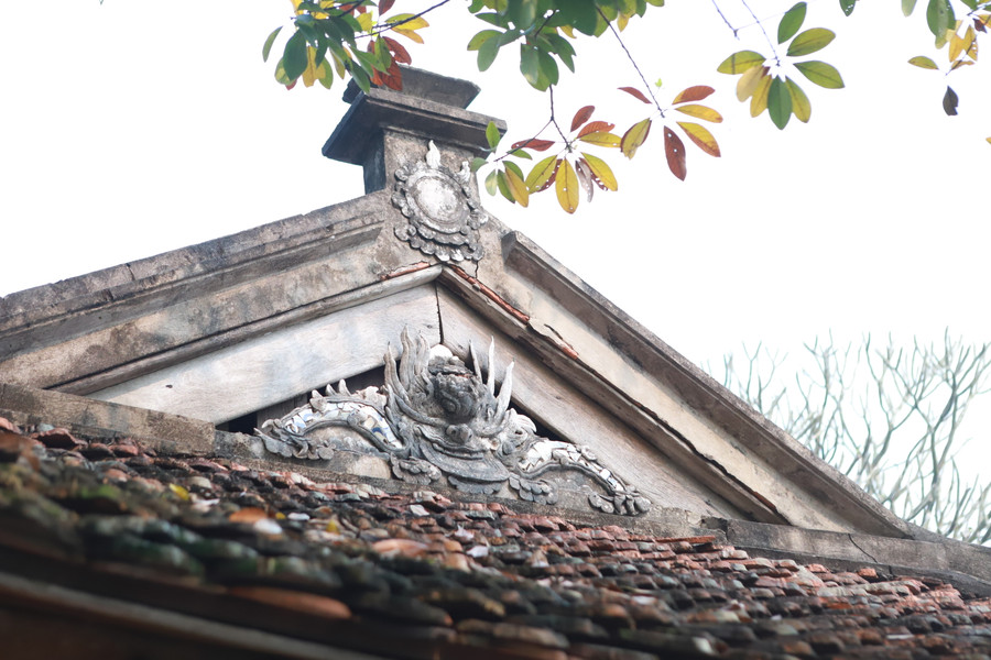 Chùa Vô Vi chỉ rộng hơn 10m2 và mái lợp ngói mũi hài cùng các cột, xà nhỏ bằng gỗ và đá đơn giản. Chùa Vô Vi chỉ rộng hơn 10m2 và mái lợp ngói mũi hài cùng các cột, xà nhỏ bằng gỗ và đá đơn giản.