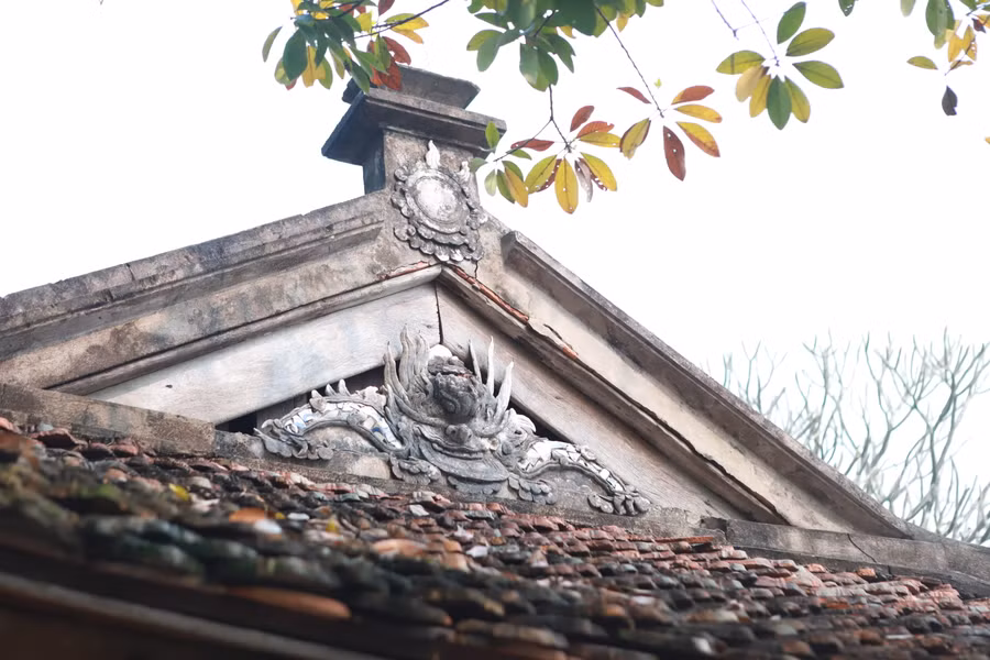 Chùa Vô Vi chỉ rộng hơn 10m2 và mái lợp ngói mũi hài cùng các cột, xà nhỏ bằng gỗ và đá đơn giản.