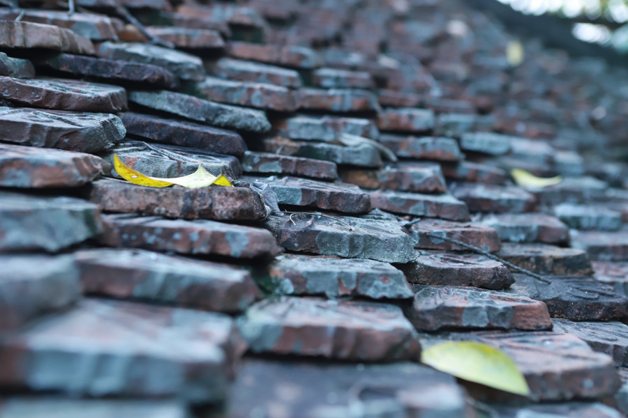 Do diện tích nhỏ nên Chùa chỉ gồm gian Tam bảo với các bức tượng Phật với hình dáng không quá lớn. Mái ngói cũng đã phủ bóng của thời gian. Do diện tích nhỏ nên Chùa chỉ gồm gian Tam bảo với các bức tượng Phật với hình dáng không quá lớn. Mái ngói cũng đã phủ bóng của thời gian.