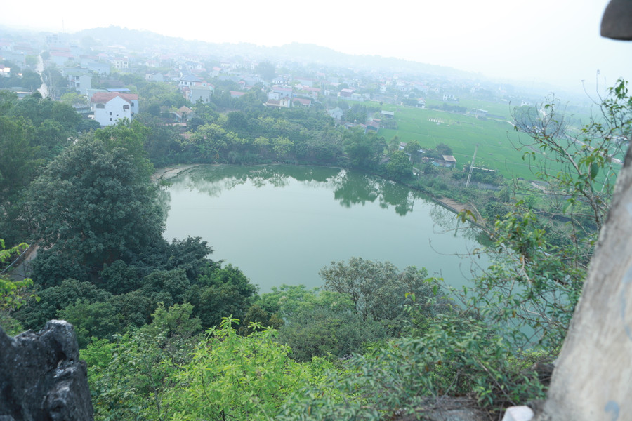 Từ trên đỉnh núi có thể thu gọn tầm nhìn thấy dãy núi Tử Trầm phía xa, hai bên phía dưới chân núi là hai hồ nước tự nhiên trong xanh quanh năm. Từ trên đỉnh núi có thể thu gọn tầm nhìn thấy dãy núi Tử Trầm phía xa, hai bên phía dưới chân núi là hai hồ nước tự nhiên trong xanh quanh năm.
