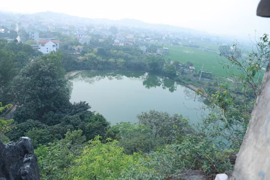 Từ trên đỉnh núi có thể thu gọn tầm nhìn thấy dãy núi Tử Trầm phía xa, hai bên phía dưới chân núi là hai hồ nước tự nhiên trong xanh quanh năm.