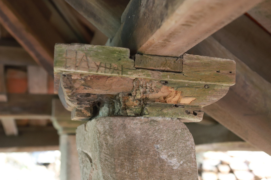 Nằm sát bên hông chùa chính là Lầu Nghinh Phong với 16 cột đá lớn nhỏ. Trên chóp mái có hình tượng âm dương Lạc Việt bên trong vòng bát quái. Do thời gian, có một số chi tiết gỗ ở trụ đá áp mái đã bị hư hỏng. Nằm sát bên hông chùa chính là Lầu Nghinh Phong với 16 cột đá lớn nhỏ. Trên chóp mái có hình tượng âm dương Lạc Việt bên trong vòng bát quái. Do thời gian, có một số chi tiết gỗ ở trụ đá áp mái đã bị hư hỏng.