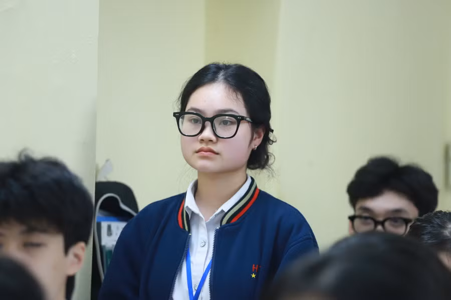 Các em học sinh khối 12 đang tăng tốc ôn tập các môn cho kỳ thi.