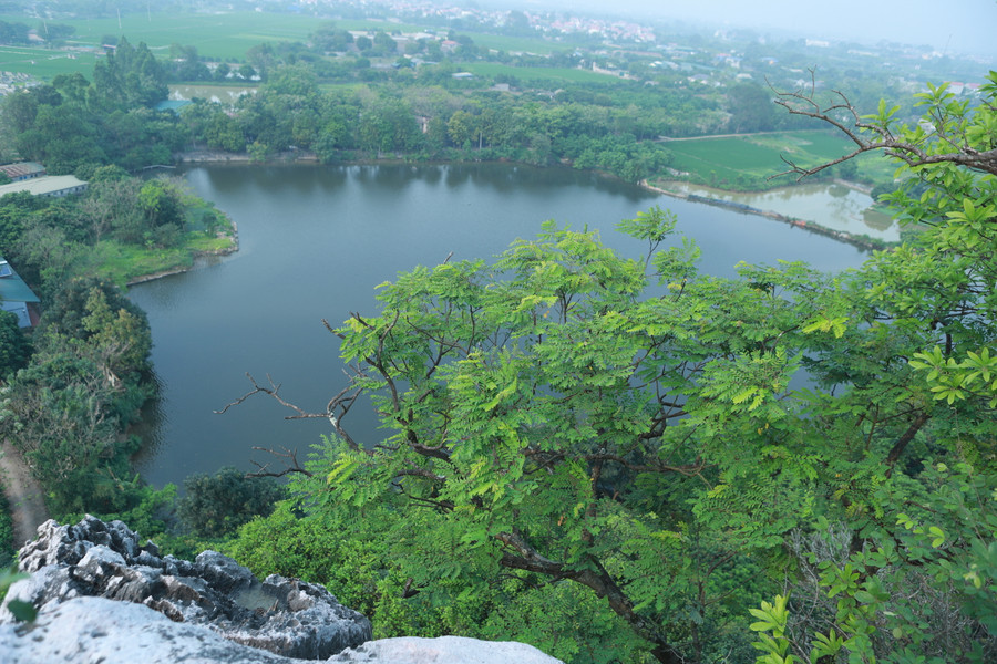 Từ trên đỉnh núi có thể thu gọn tầm nhìn thấy dãy núi Tử Trầm phía xa, hai bên phía dưới chân núi là hai hồ nước tự nhiên trong xanh quanh năm. Từ trên đỉnh núi có thể thu gọn tầm nhìn thấy dãy núi Tử Trầm phía xa, hai bên phía dưới chân núi là hai hồ nước tự nhiên trong xanh quanh năm.