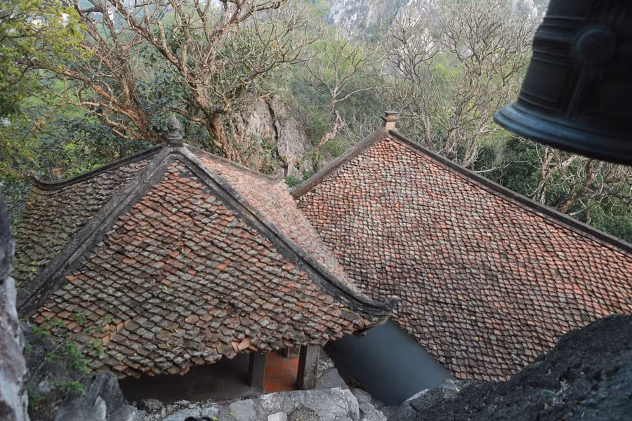 Từ trên đỉnh núi có thể thu gọn tầm nhìn thấy dãy núi Tử Trầm phía xa, hai bên phía dưới chân núi là hai hồ nước tự nhiên trong xanh quanh năm.