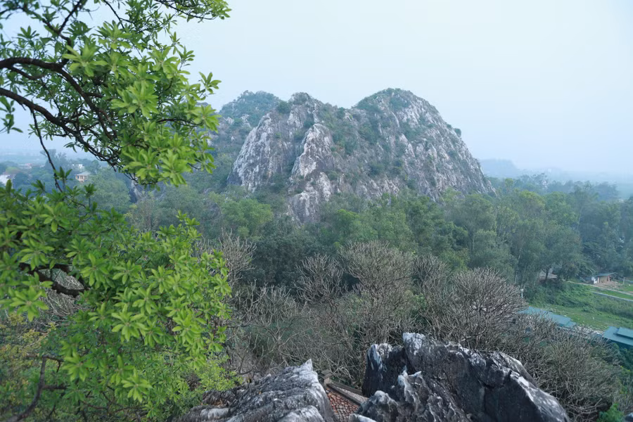 Từ trên đỉnh núi có thể thu gọn tầm nhìn thấy dãy núi Tử Trầm phía xa, hai bên phía dưới chân núi là hai hồ nước tự nhiên trong xanh quanh năm.